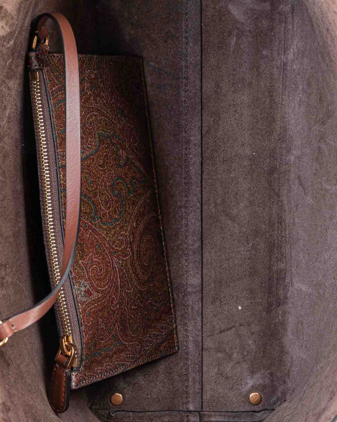 shop ETRO  Borsa: Etro borsa grande Etro essential con pochette.
Borsa shopping grande ETRO Essential realizzata nell'iconico Paisley jacquard con fodera e dettagli in pelle. 
Impreziosita con Pegaso e logo ETRO a rilievo. 
Pochetta interna rimovibile.
Dimensioni: 32 x 27 x 14 cm.
Esterno: Tessuto di cotone Paisley jacquard spalmato con grana opaca e doppiato in tela.
Spalmatura: 100% in PVC.
Dettagli: 100% pelle di vitello.
Accessori metallici con finitura dorata.
Fabbricato in Italia.. WP1D0006 AA001-M0021 number 1547912